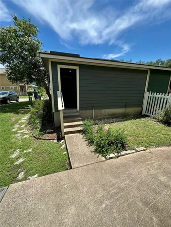 $1,600 | 135 Michaelis Road, Unit B, Kyle, TX 78640
