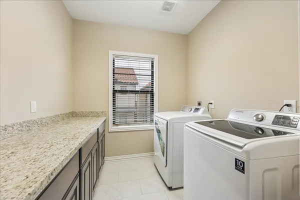 $2,700 | 7231 Laguna Villas, Houston, TX 77036