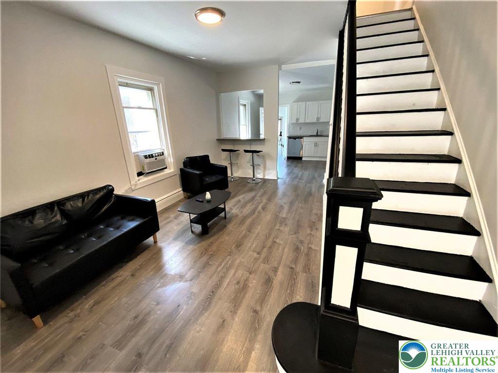517 Thomas Street Bethlehem, PA 18015 - Photo 11 of 30 a living room with furniture and a mirror