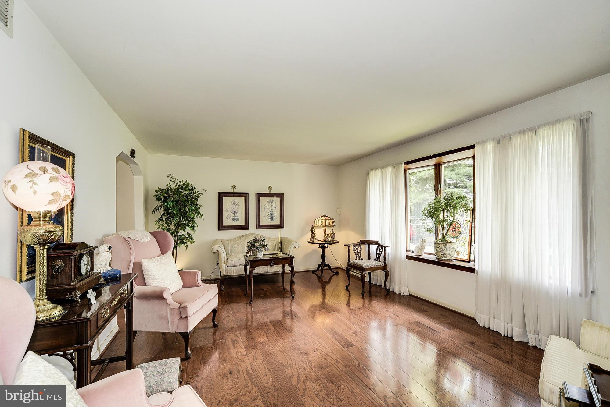 24711 Ridge Road Damascus, MD 20872 - Photo 3 of 30 Living Room