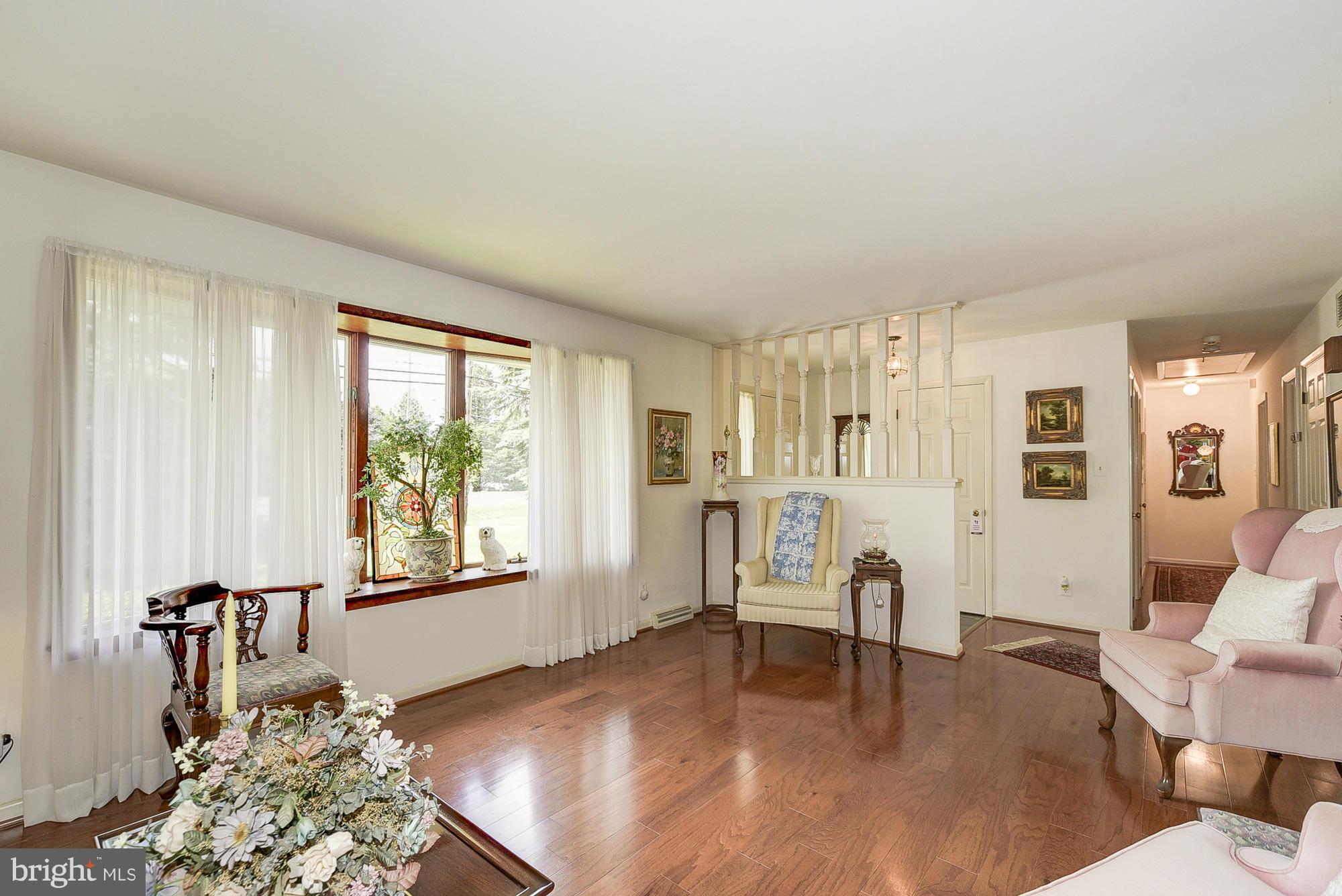 24711 Ridge Road Damascus, MD 20872 - Photo 4 of 30 Living Room