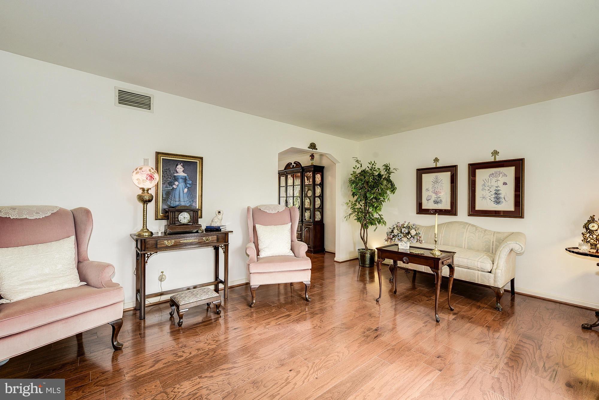 24711 Ridge Road Damascus, MD 20872 - Photo 6 of 30 Living Room