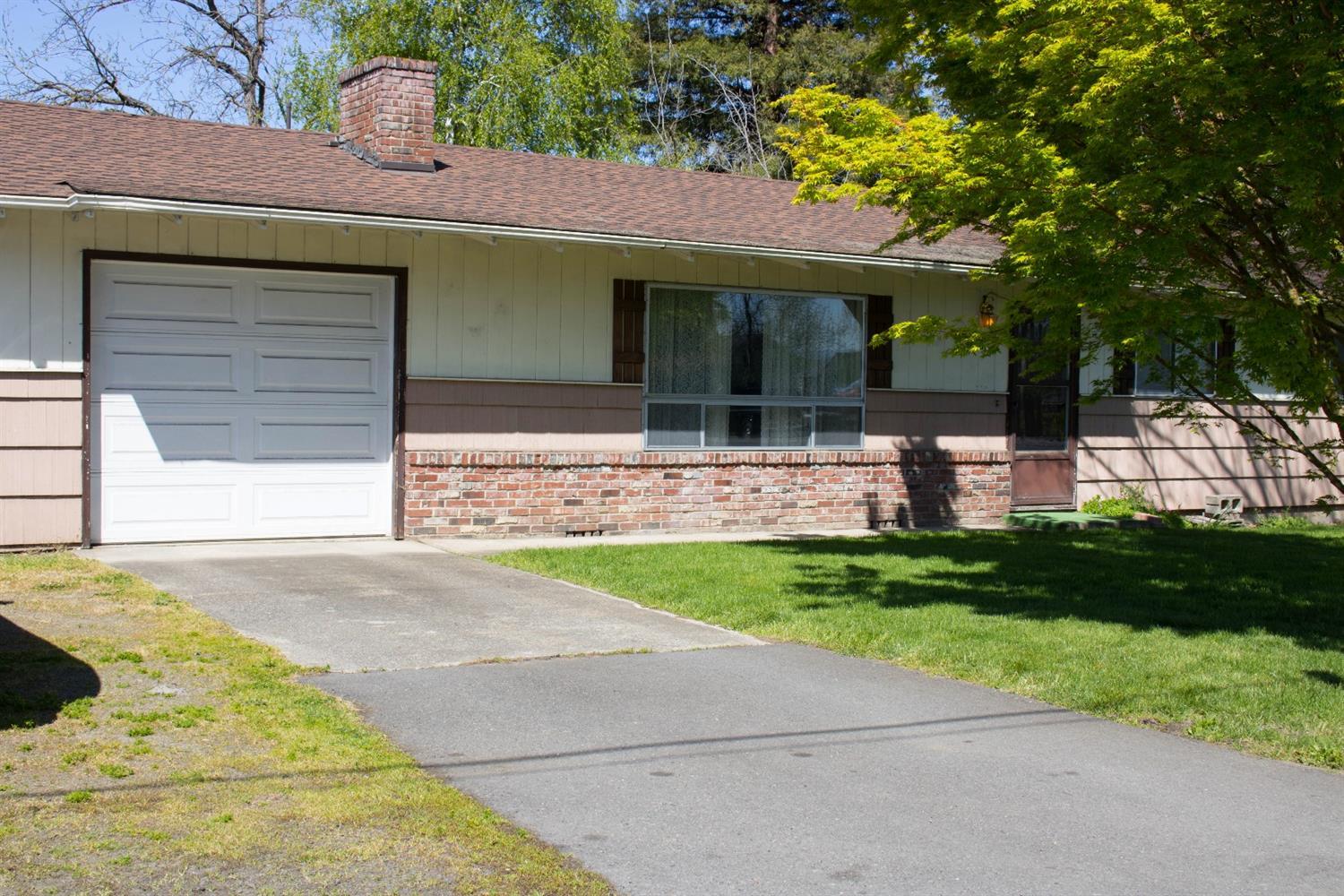 2613 Table Rock Road Medford, OR 97501 - Photo 21 of 23 a front view of a house with garden