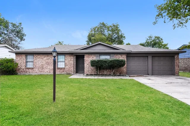$1,635 | 918 Kerry Street, Benbrook, TX 76126