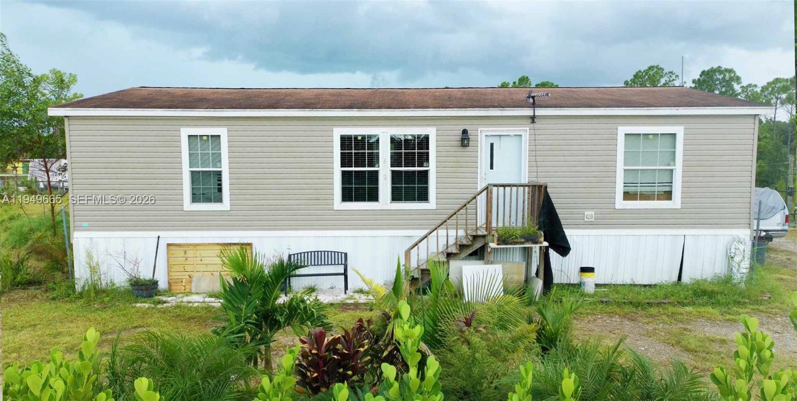 612 Hunting Clb Avenue Clewiston, FL 33440 - Photo 4 of 36 a view of a house with backyard
