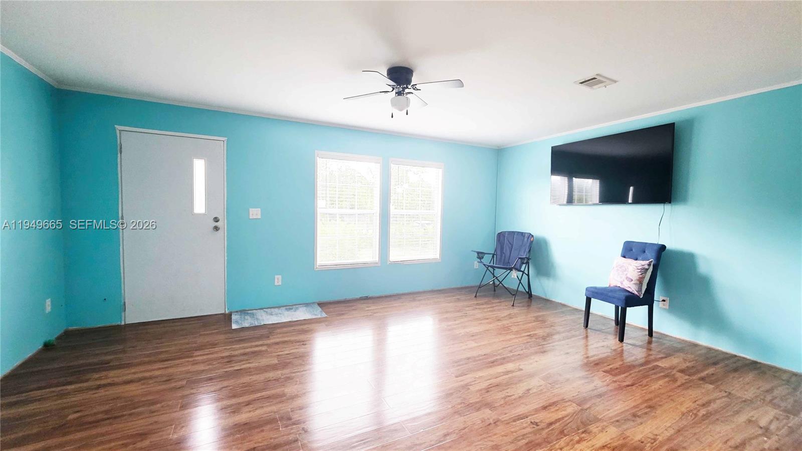 612 Hunting Clb Avenue Clewiston, FL 33440 - Photo 9 of 36 a view of a livingroom with a workspace