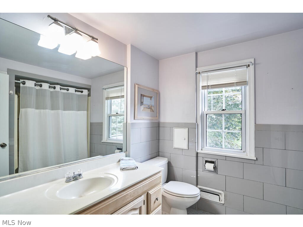 616 Hampshire Road Fairlawn, OH 44333 - Photo 21 of 32 Hall bathroom