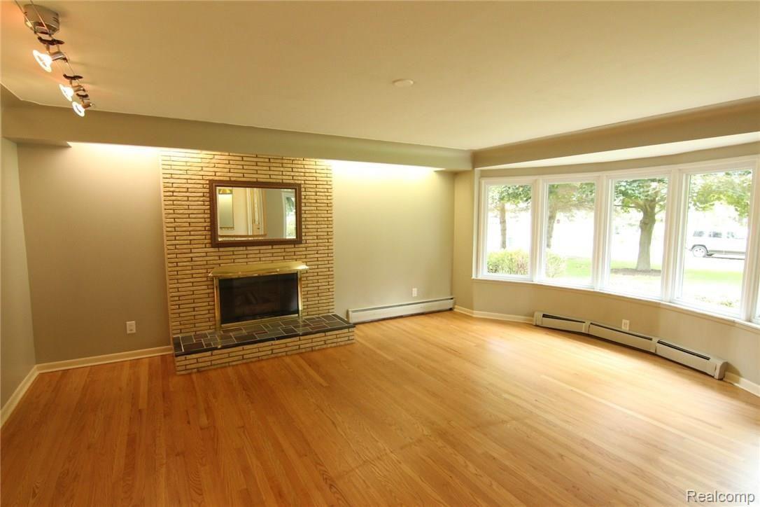 671 Wilwood Road Rochester, MI 48309 - Photo 12 of 39 Living Room (2).JPG