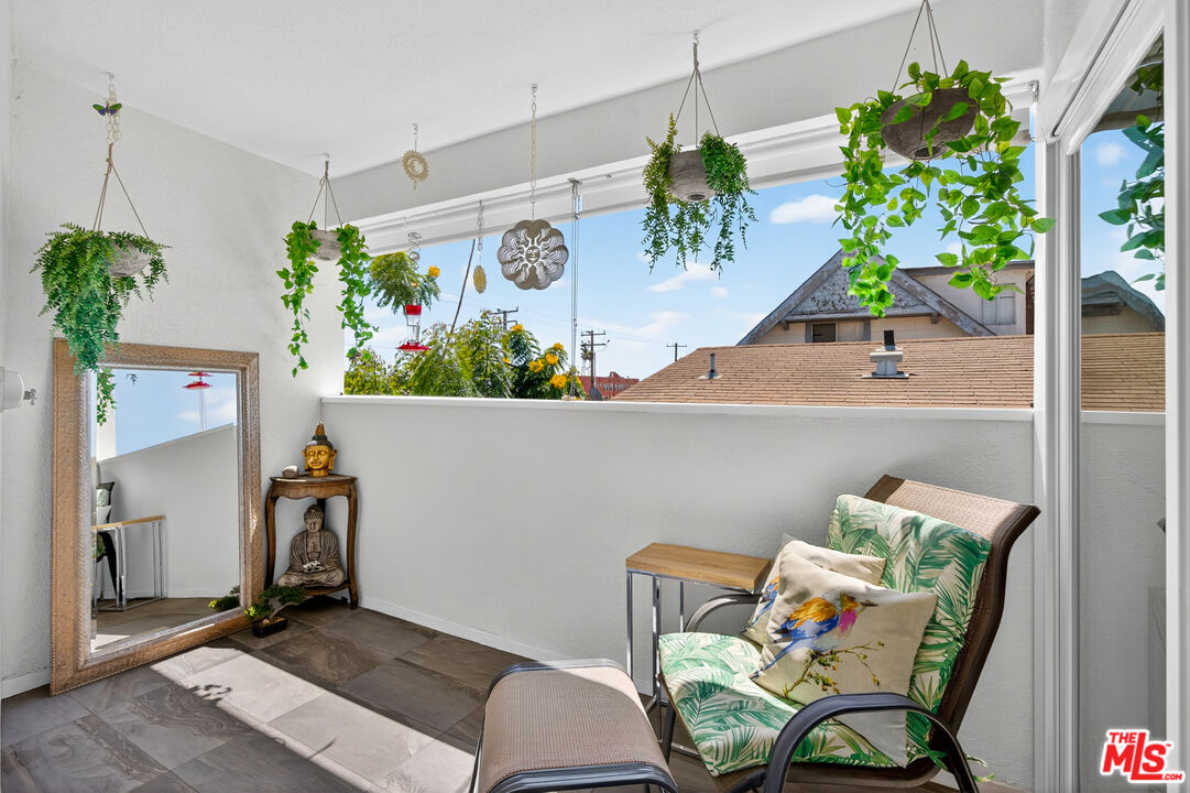 1333 14th Street, Unit 8 Santa Monica, CA 90404 - Photo 19 of 27 a view of room with furniture and a potted plant