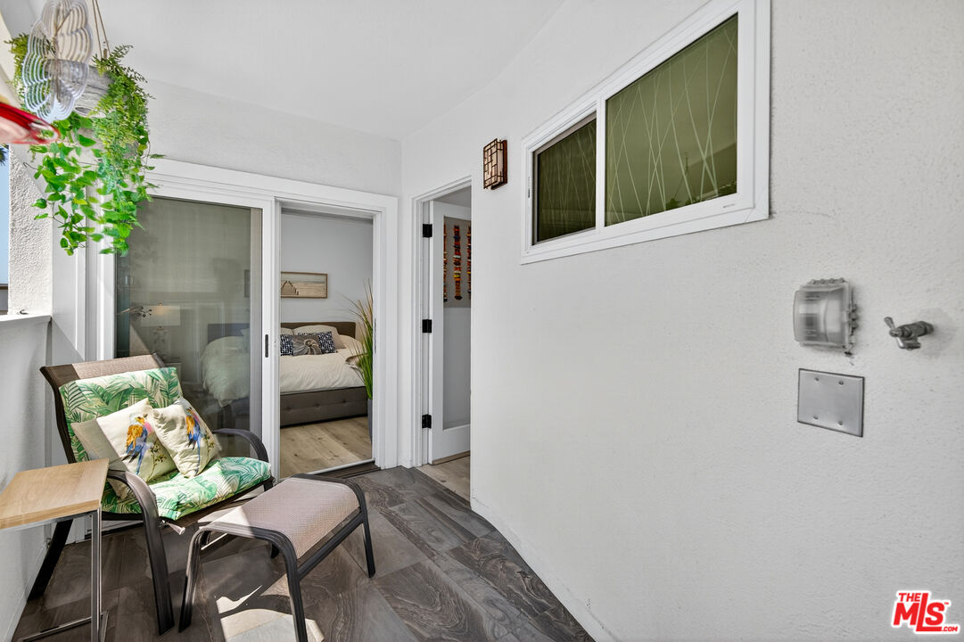 1333 14th Street, Unit 8 Santa Monica, CA 90404 - Photo 20 of 27 a living room with furniture and a potted plant