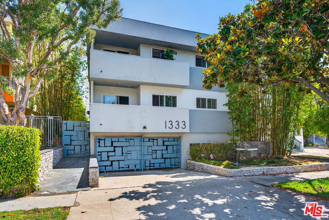 1333 14th Street, Unit 8 Santa Monica, CA 90404 - Photo 23 of 27 a view of a house with a garden