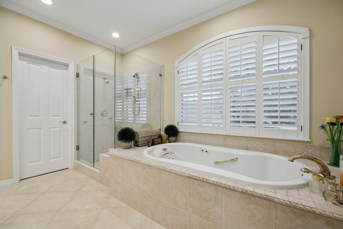 2309 Shakespeare Street Houston, TX 77030 - Photo 24 of 48 a bathroom with a bathtub and shower