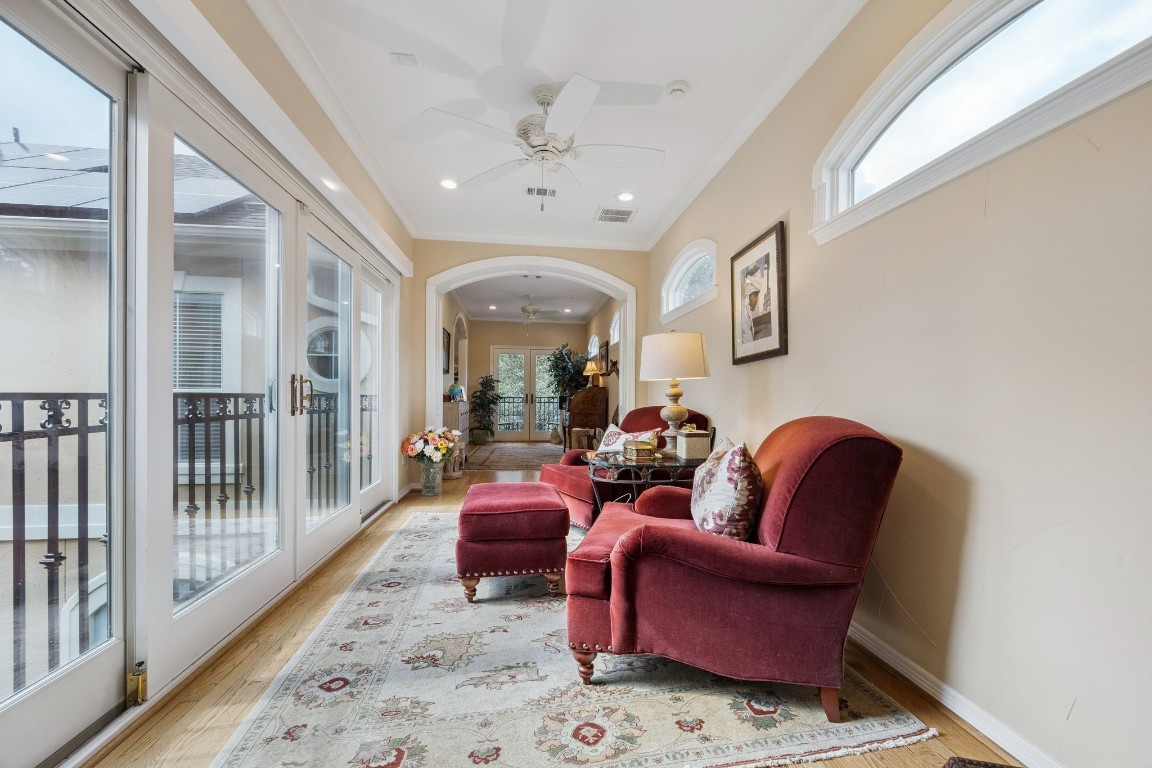 2309 Shakespeare Street Houston, TX 77030 - Photo 26 of 48 a living room with furniture