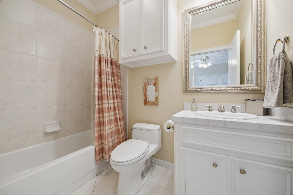 2309 Shakespeare Street Houston, TX 77030 - Photo 32 of 48 a bathroom with a sink a toilet and shower