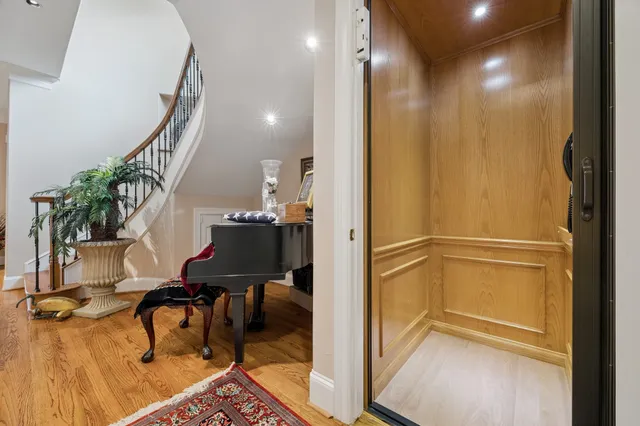 a view of a livingroom with furniture and a carpet