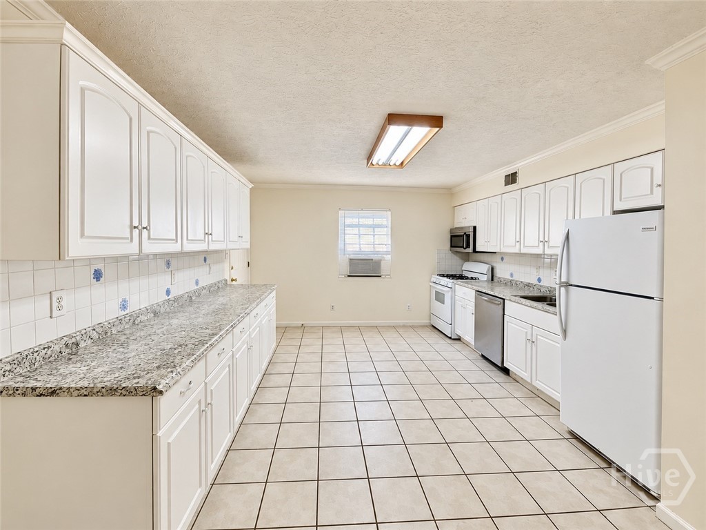 1315 Bonaventure Road, Unit DOWNSTAIRS Savannah, GA 31404 - Photo 5 of 17 Gallery Image 5