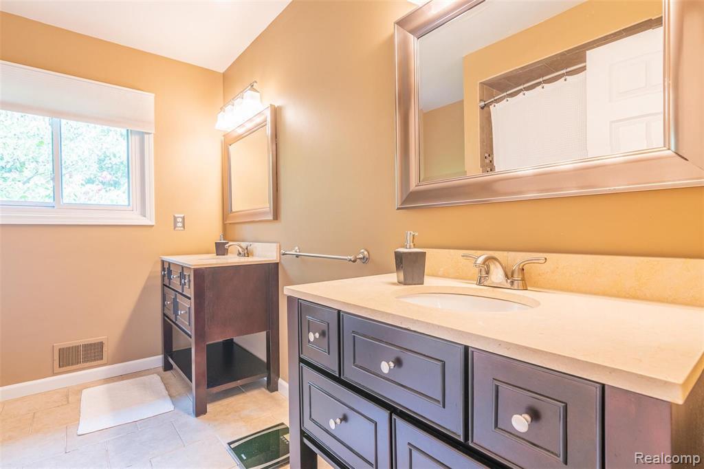 351 Silvervale Drive Rochester Hills, MI 48309 - Photo 33 of 49