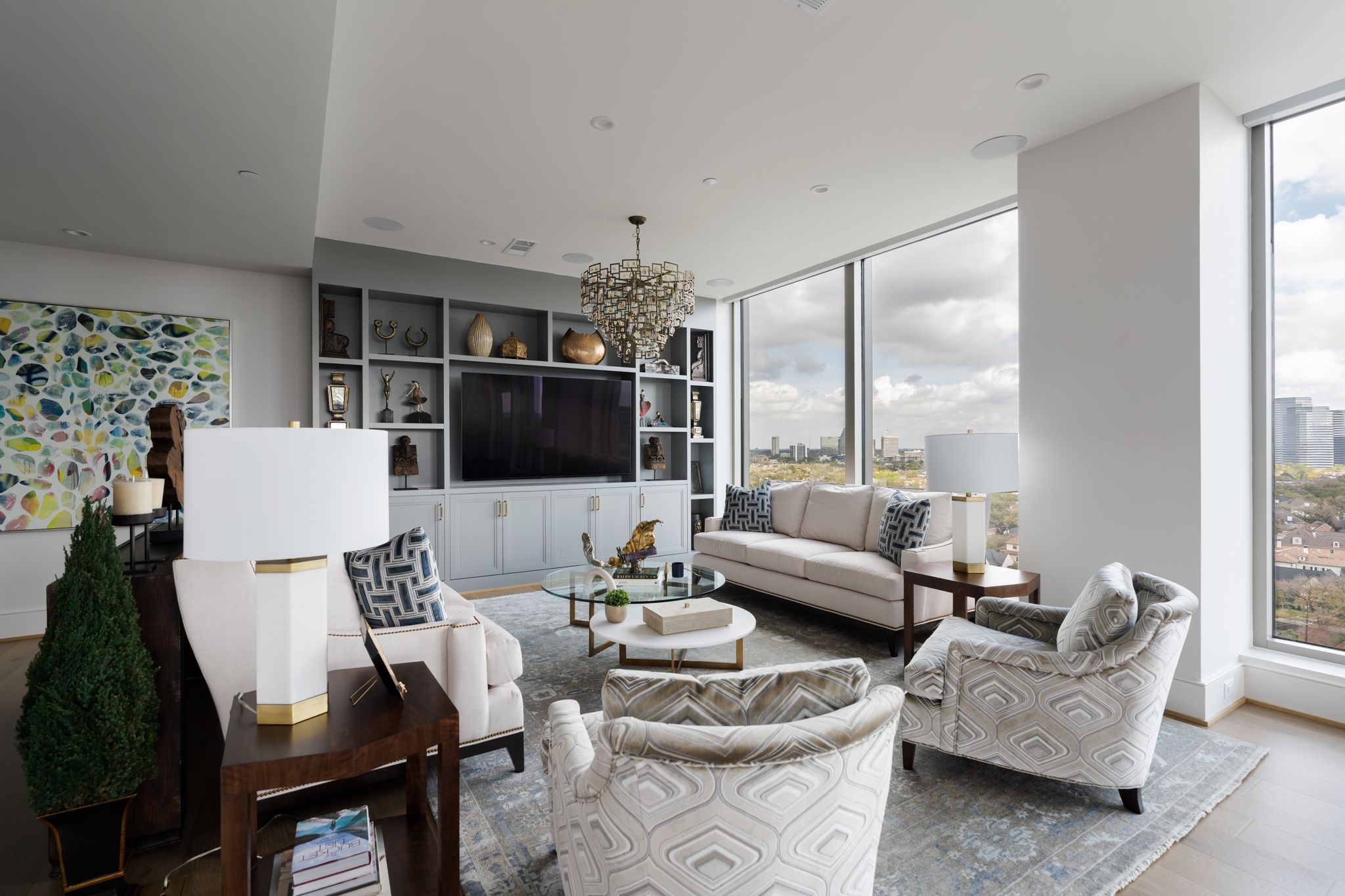 5656 San Felipe Street, Unit 1401 Houston, TX 77056 - Photo 10 of 40 Luxury is the contrast between the infinite and the intimate. It’s having a 180-degree view of the urban pulse while wrapped in a space that feels like a hidden retreat. Here, the floor-to-ceiling glass doesn’t feel cold; it feels like a living canvas that changes with the weather. Whether it’s a stormy afternoon where the clouds roll past your windows or a clear night with the moon as your only neighbor, this is high-altitude hygge at its finest.