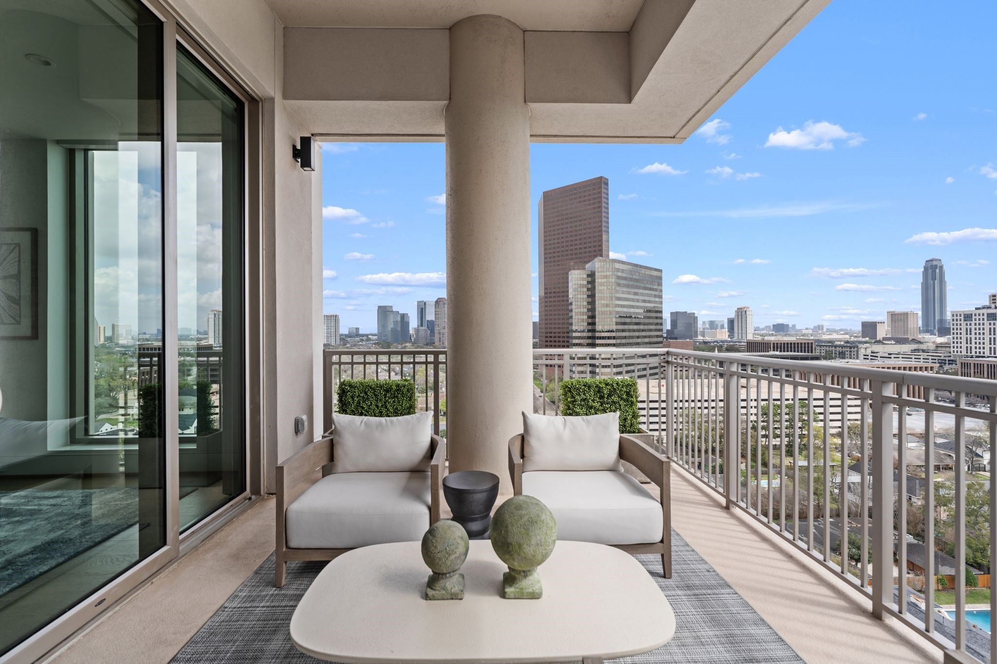 5656 San Felipe Street, Unit 1401 Houston, TX 77056 - Photo 29 of 40 a balcony with furniture and a couch