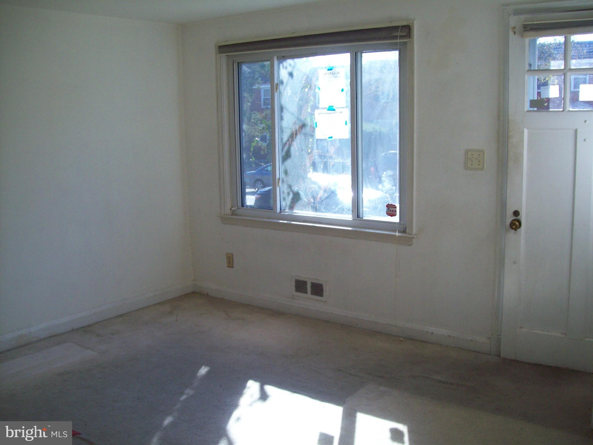 4428 Eldone Road Baltimore, MD 21229 - Photo 4 of 10 Living Room