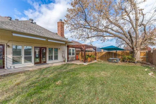 a view of a house with backyard porch and garden