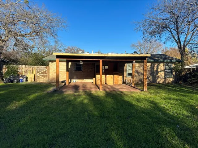 a view of a house with backyard and porch