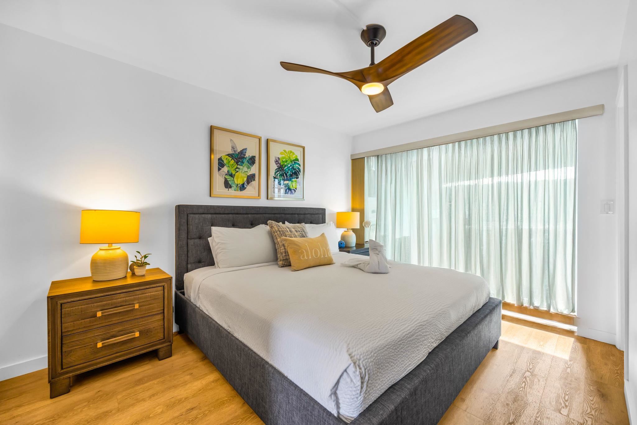 4401 Lower Honoapiilani Road, Unit B603 Lahaina, HI 96761 - Photo 25 of 41 a bed sitting in a bedroom next to a window