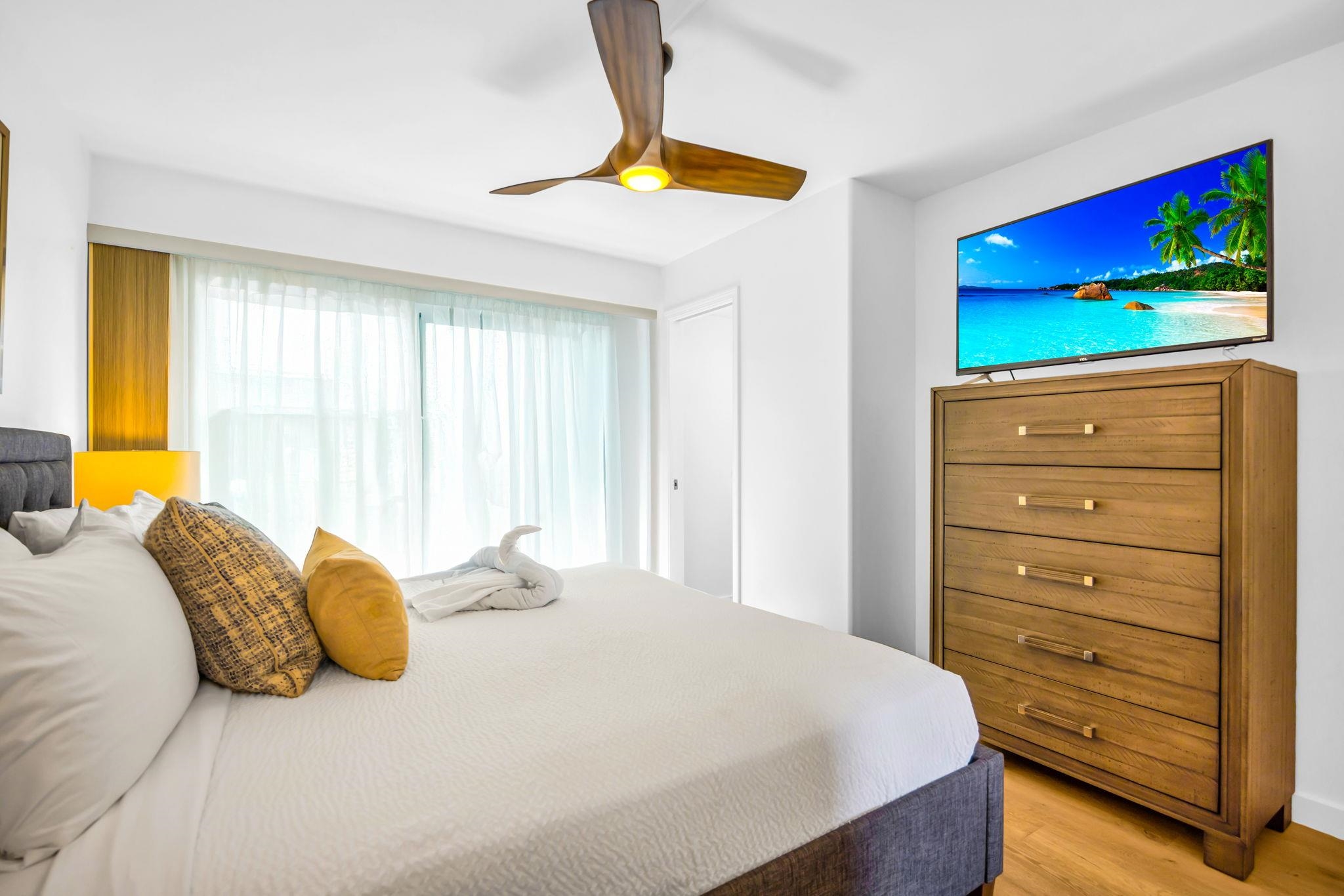 4401 Lower Honoapiilani Road, Unit B603 Lahaina, HI 96761 - Photo 26 of 41 a bedroom with a bed and a dresser