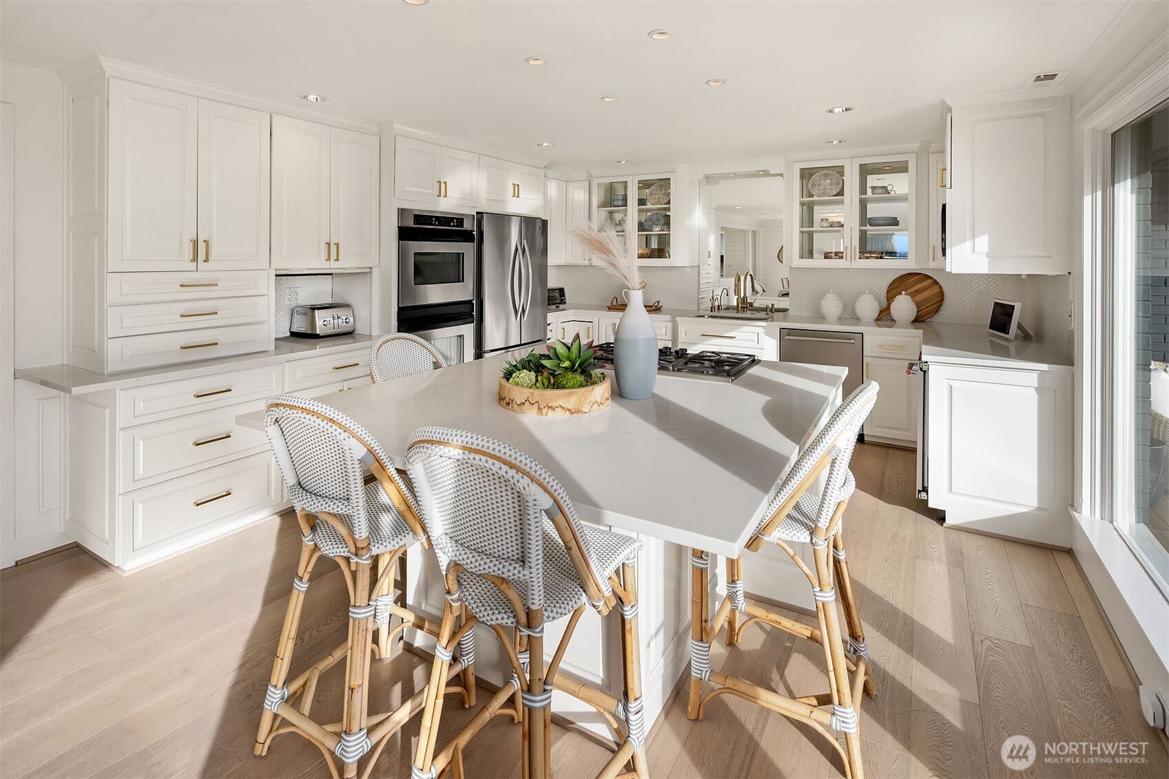 9617 Evergreen Drive Bellevue, WA 98004 - Photo 10 of 38