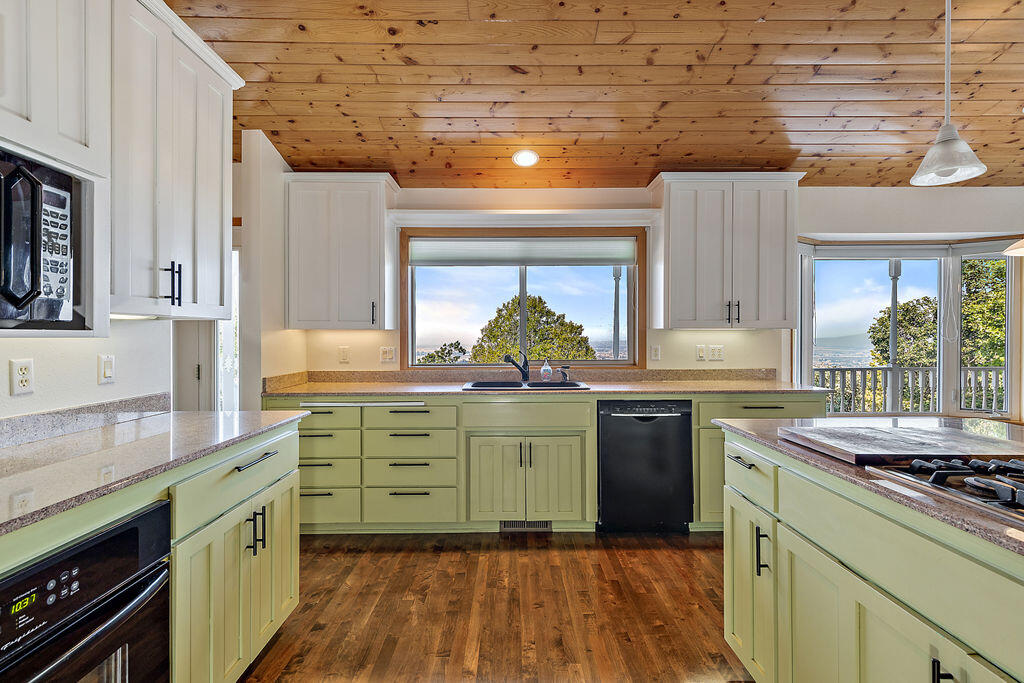 4096 North Roxy Drive Medford, OR 97504 - Photo 14 of 62 14