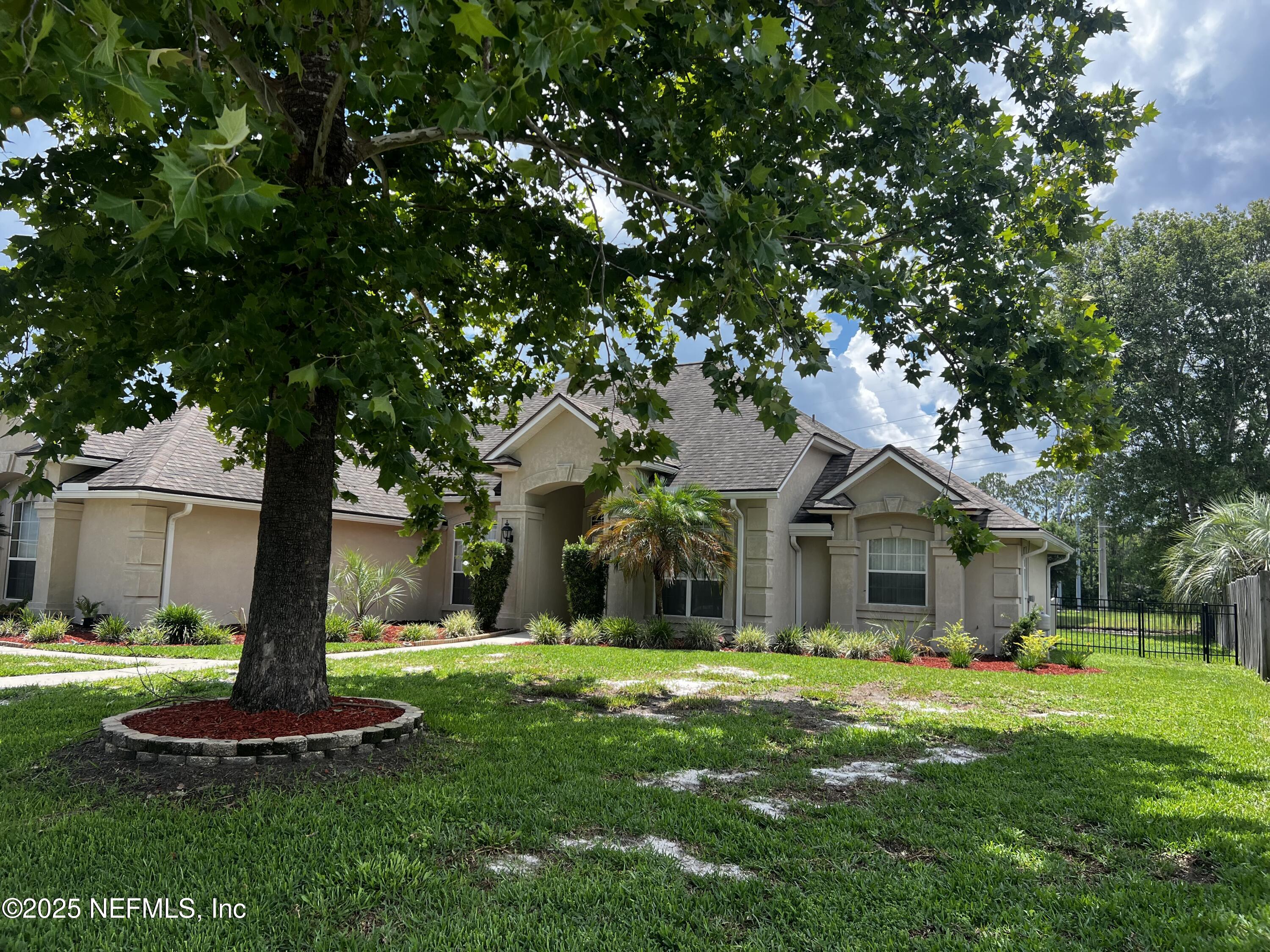 10310 Hamlet Glen Drive Jacksonville, FL 32221 - Photo 4 of 33 a front view of house with a garden