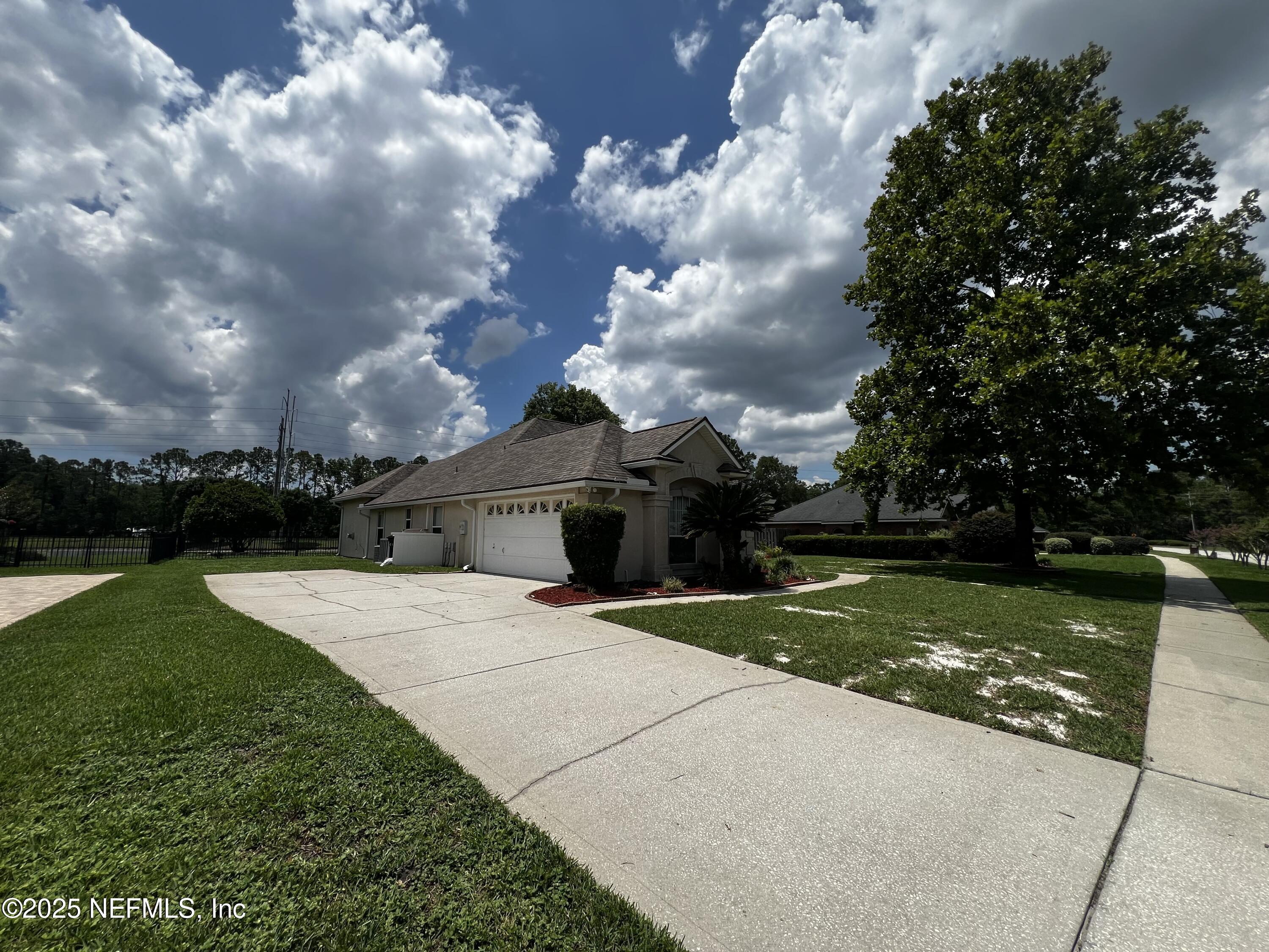 10310 Hamlet Glen Drive Jacksonville, FL 32221 - Photo 6 of 33 a view of a house with entertaining space