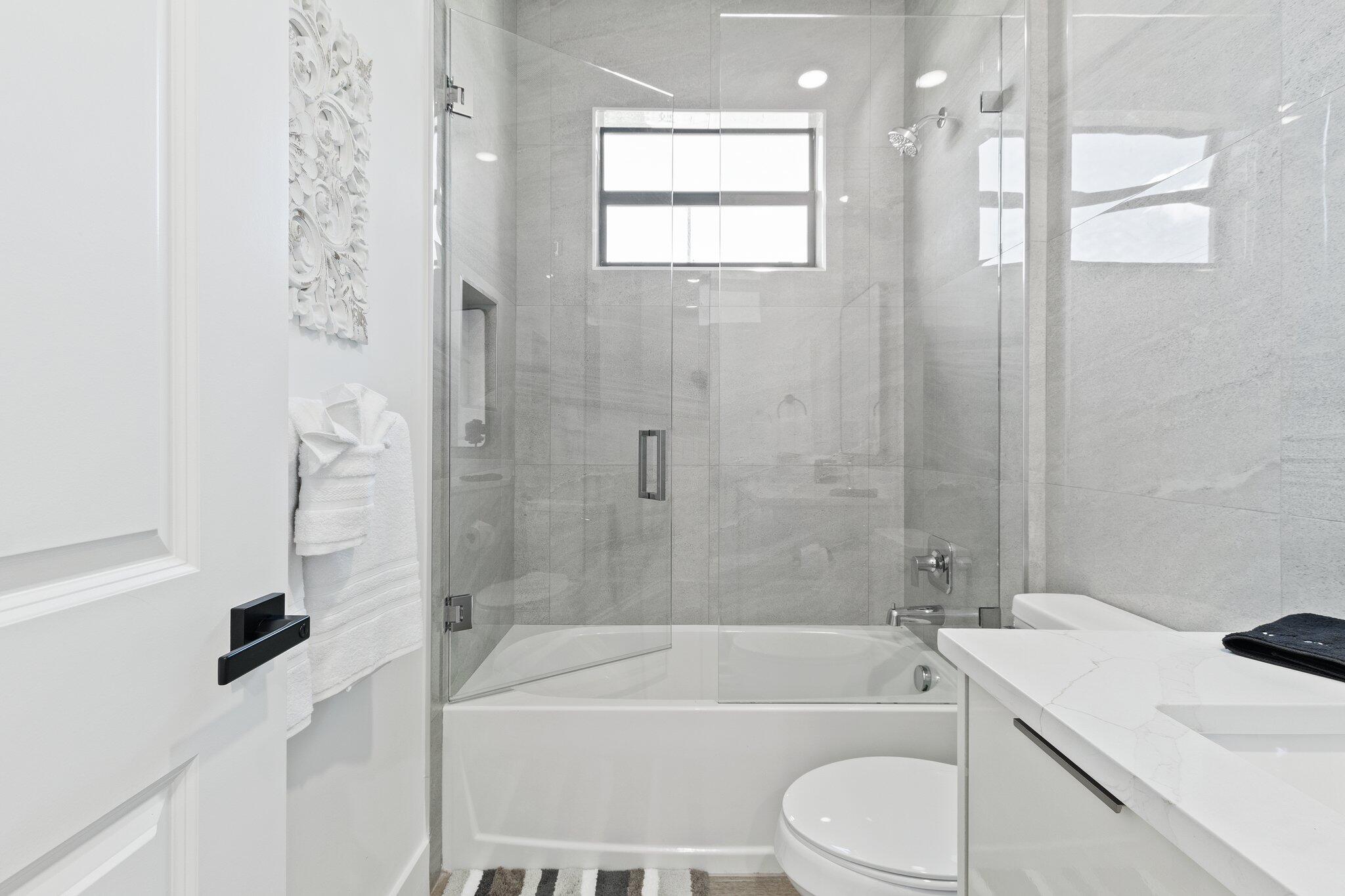 601 Southwest 3rd Street Delray Beach, FL 33444 - Photo 26 of 75 a bathroom with a sink a toilet and a bathtub