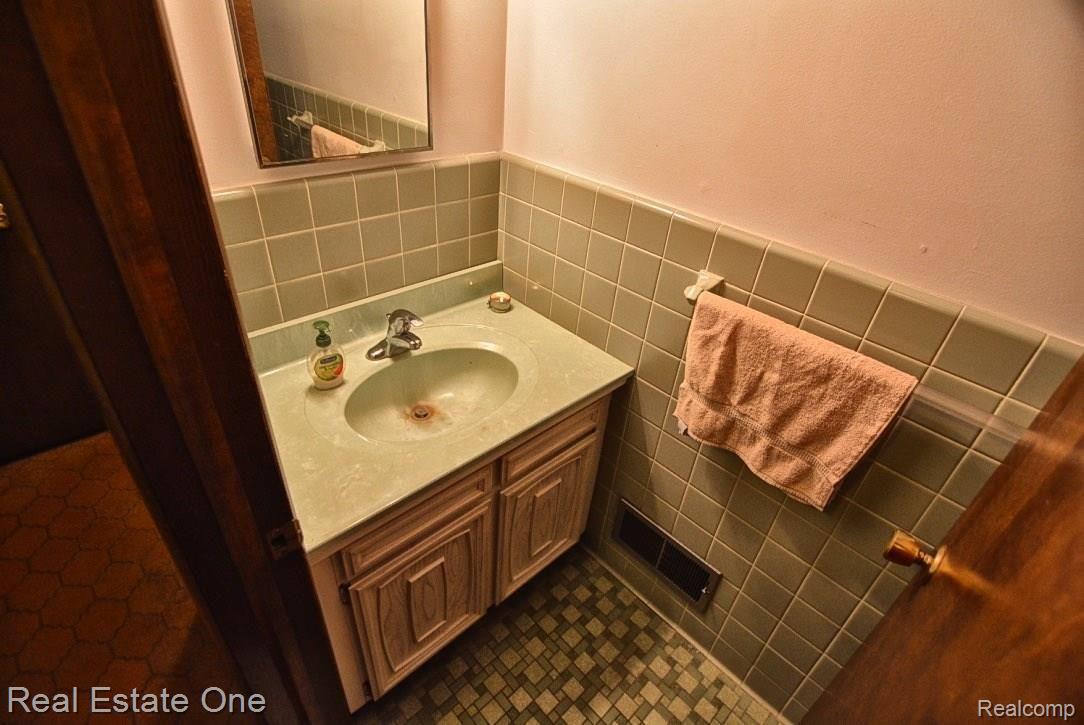 425 Orchard Ridge Road South Lyon, MI 48178 - Photo 14 of 21 thumb_DSC_0390_1024 - Copy - Copy.jpg