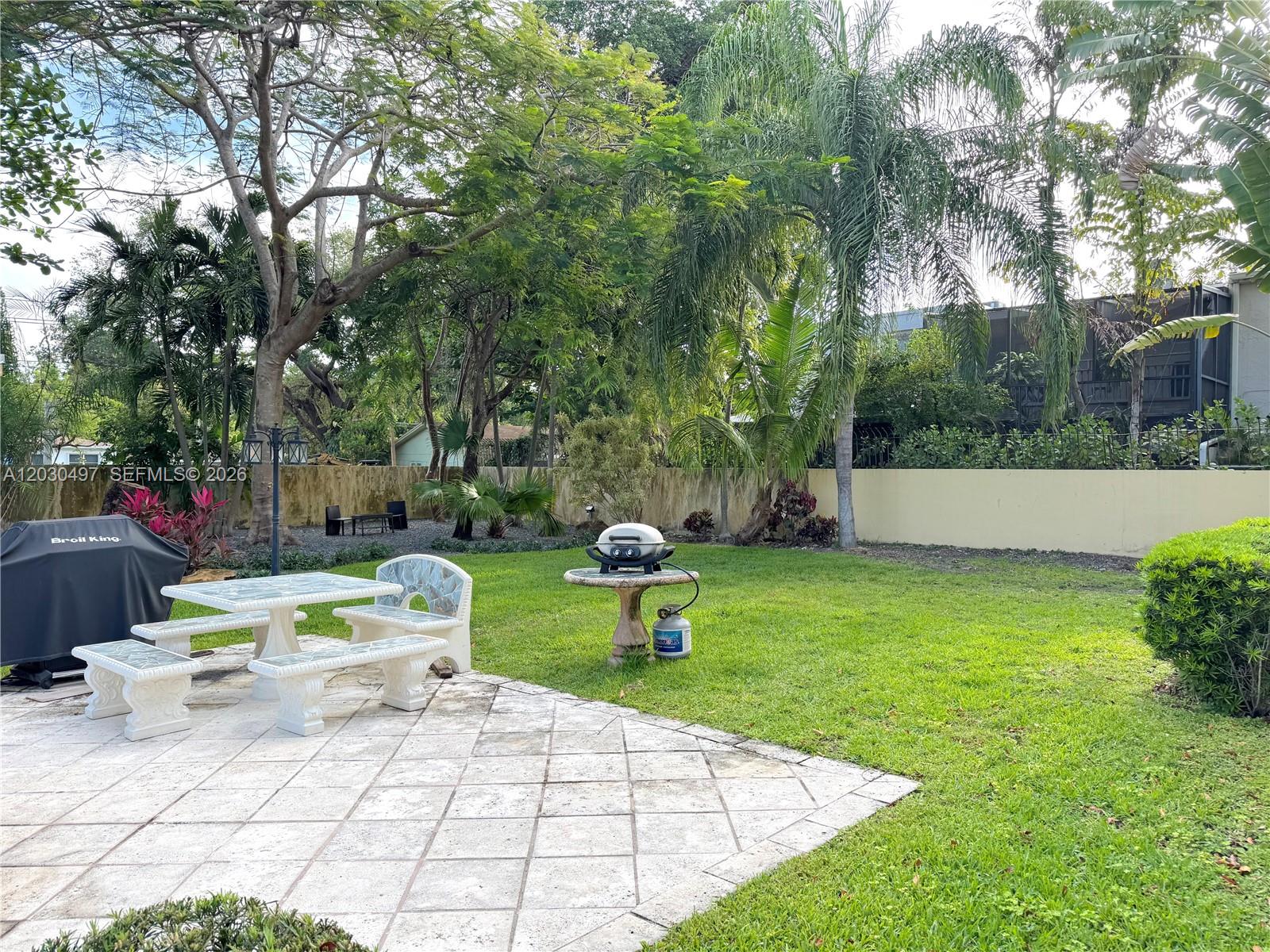 3375 Franklin Avenue, Unit D Miami, FL 33133 - Photo 25 of 29 a garden view with a seating space