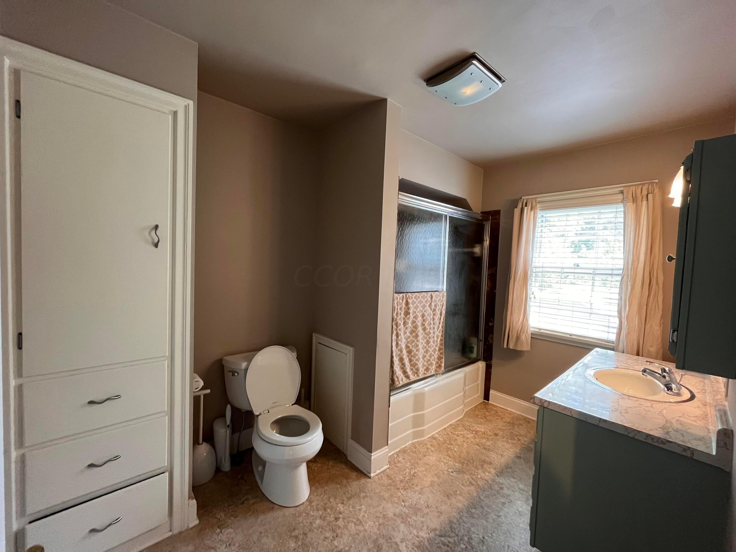 415 Arden Road Columbus, OH 43214 - Photo 29 of 38 031_UpFullBath_415Arden