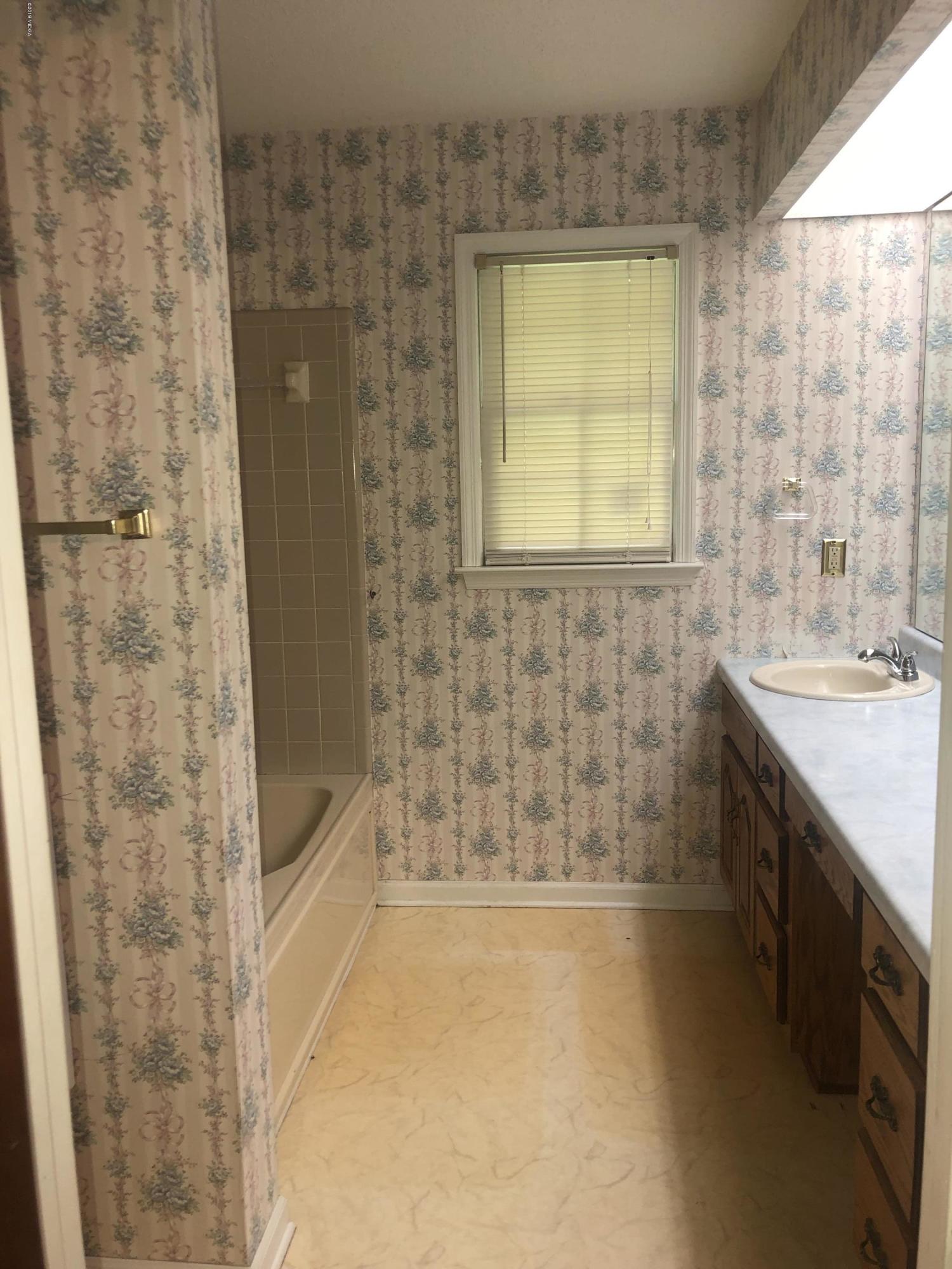 3520 Holley Road Lizella, GA 31052 - Photo 22 of 24 a bathroom with a bathtub and a sink