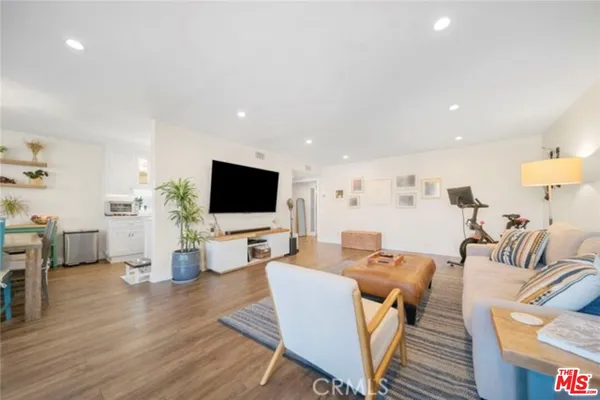 $2,860 | 5301 Balboa Boulevard, Unit C6, Encino, CA 91316