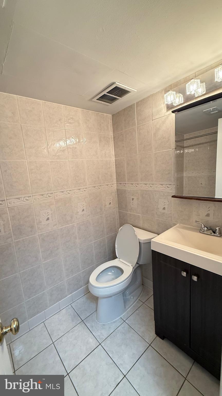 3400 25th Street South, Unit 27 Arlington, VA 22206 - Photo 13 of 23 a bathroom with a sink a toilet and shower
