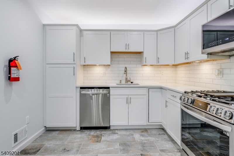 111 Patriots Road Morris Plains, NJ 07950 - Photo 8 of 39