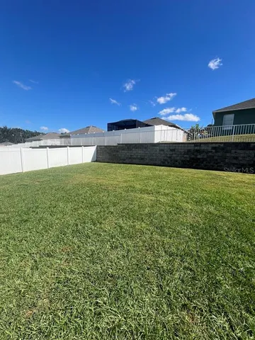 a view of a backyard