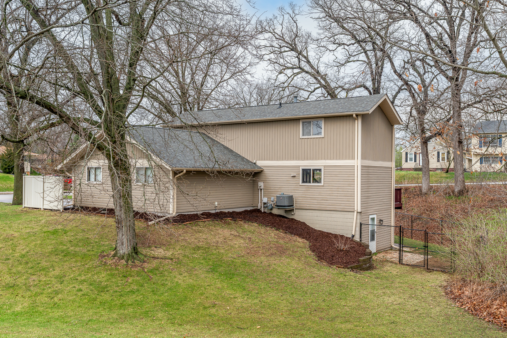 5302 32nd Avenue Moline, IL 61265 - Photo 3 of 30 a front view of a house with yard
