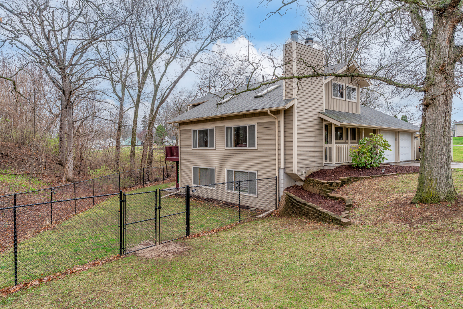 5302 32nd Avenue Moline, IL 61265 - Photo 4 of 30 a view of a house with backyard and a tree