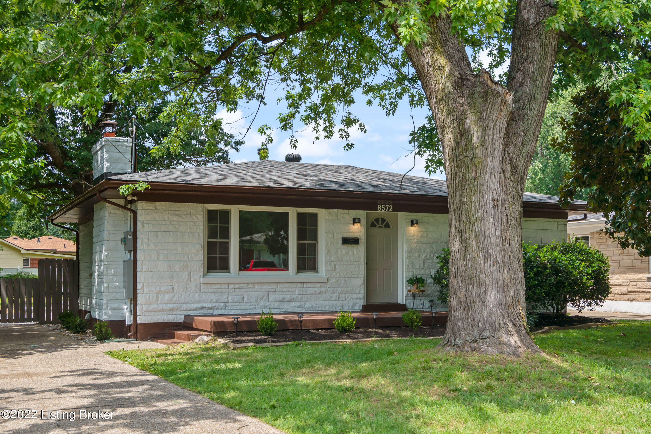 8572 Chase Road-03