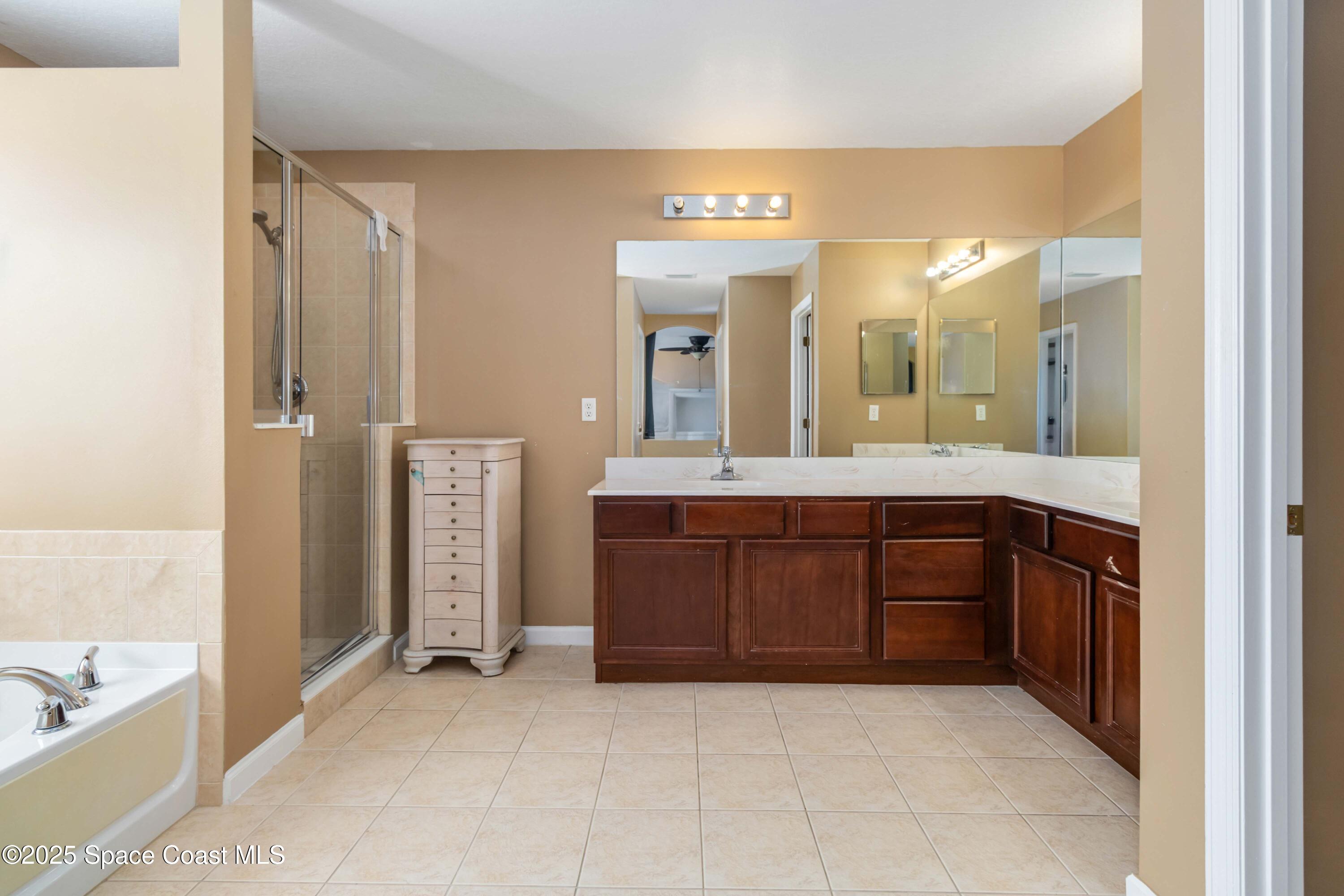 185 Wading Bird Circle Southwest Palm Bay, FL 32908 - Photo 10 of 19 Primary Bathroom