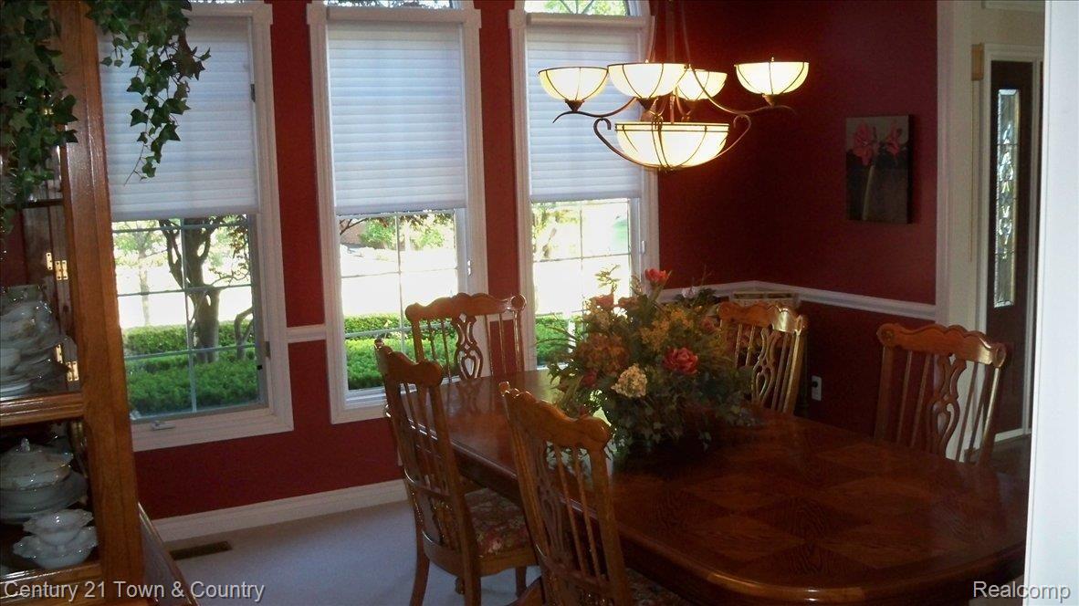 686 Springview Drive Rochester, MI 48307 - Photo 4 of 14 100_3002