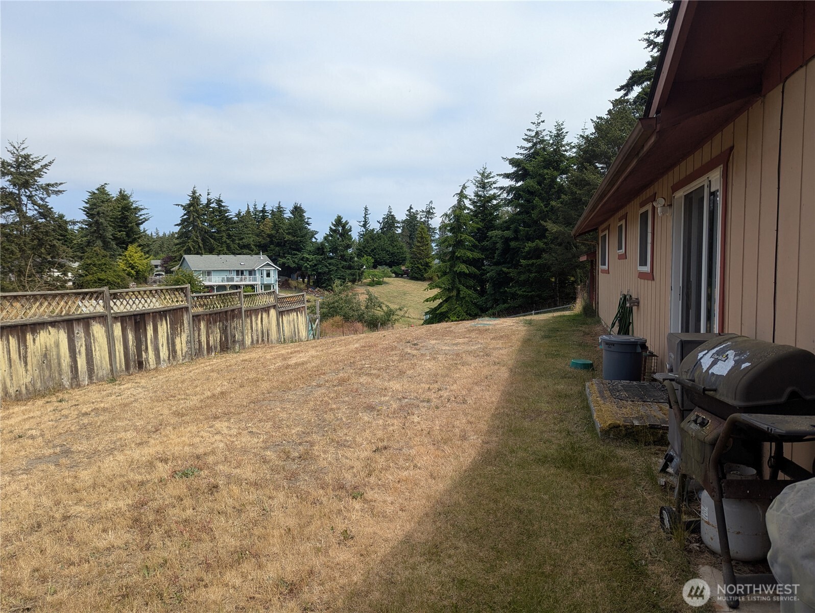 72 Ridge View Drive Sequim, WA 98382 - Photo 27 of 31 a backyard of a house with table and chairs