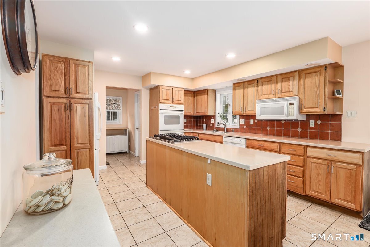 32 Country Way Bethel, CT 06801 - Photo 15 of 40