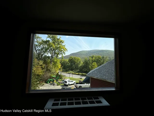 a picture of a table and chair