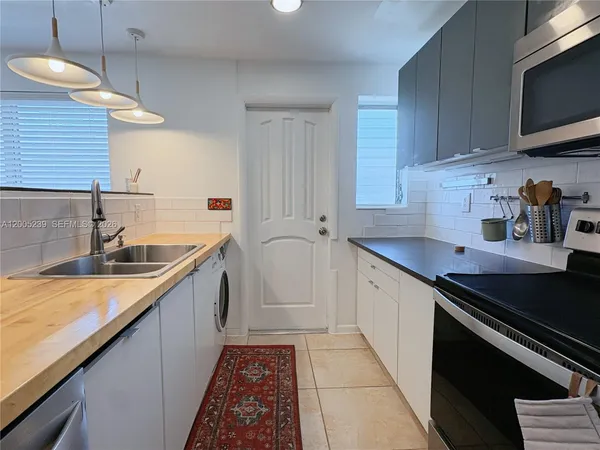 $2,500 | 944 Meridian Avenue, Unit 11, Miami Beach, FL 33139